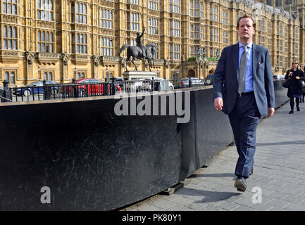 Charlie Elphiicke MP (Con: Dover) wandern vorbei an den Houses of Parliament, Westminster, London Stockfoto