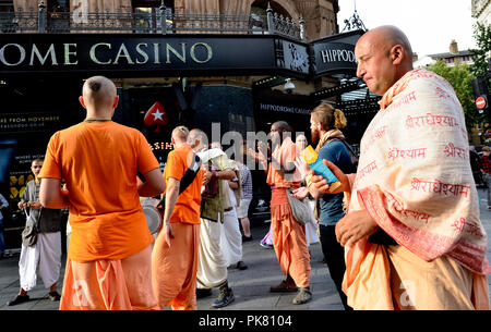 Hare Krishna Anhänger in Cranbourne Straße (Leicester Square), London, England, UK. Stockfoto