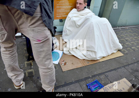 Obdachlosen Mann auf der Straße, London, England, UK. Stockfoto