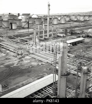 1960, historische, Außenansicht eines Support Bereich einer Ölraffinerie in der Wüste Saudi Arabien. Stockfoto
