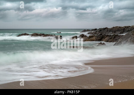 Um Felsen, Fistral Beach, Newquay, Cornwall Surf Stockfoto