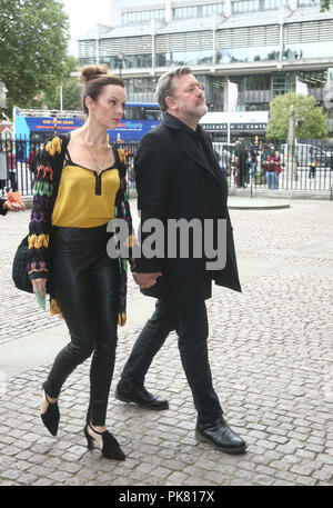 Guy Garvey und seine Frau Rachael Stirling an einem Service der Danksagung das Leben und die Arbeit von Sir Peter Hall, der ehemalige Direktor des Nationaltheaters zu feiern, in der Westminster Abbey in London. Stockfoto