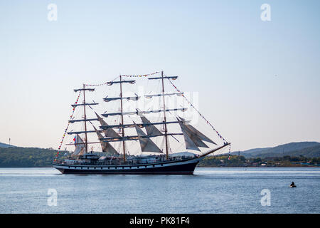 Wladiwostok, Russland - 11. SEPTEMBER 2018: Die Bewegung der Segelschiff Pallada in den Amur Bucht des Bosporus Easern Straße im Hintergrund der Stockfoto