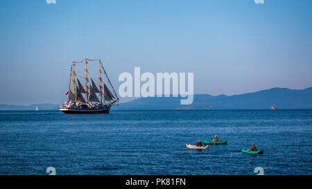 Wladiwostok, Russland - 11. SEPTEMBER 2018: Die Bewegung der Segelschiff Pallada in den Amur Bucht des Bosporus Easern Straße in der Nähe der russischen Insel d Stockfoto