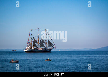 Wladiwostok, Russland - 11. SEPTEMBER 2018: Die Bewegung der Segelschiff Pallada in den Amur Bucht des Bosporus Easern Straße in der Nähe der russischen Insel Stockfoto