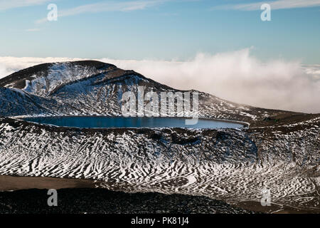 Ultramarin deep Blue See unter dem oberen Berge in hohem Ausmaß, die atemberaubende Wildnis aktive vulkanische Landschaft von Schnee bedeckt, Neuseeland Stockfoto