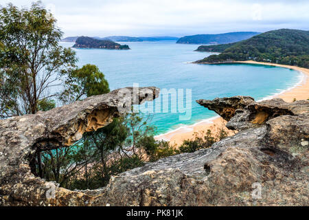 Hohe Blick über Meer und Strand durch Felsvorsprung Stockfoto