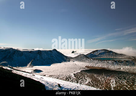 Malerischer Blick auf wilden Berge verschneite Landschaft mit tiefblauen See über den Wolken und Rettungshubschrauber speichern Der touristische Tramper, Neuseeland Stockfoto