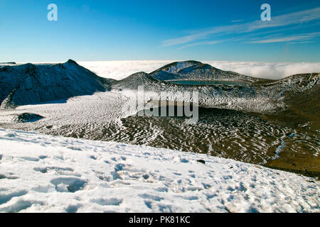 Ultramarin deep Blue See unter dem oberen Berge in hohem Ausmaß, die atemberaubende Wildnis aktive vulkanische Landschaft von Schnee bedeckt, Neuseeland Stockfoto