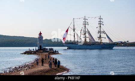 Wladiwostok, Russland - 11. SEPTEMBER 2018: Die Bewegung der Segelschiff BimaSuci im Amur Bucht des Bosporus Easern Straße im Hintergrund der Stockfoto