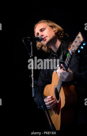 Norwegen, Bergen - Juni 13., 2018. Die Norwegischen folk Sänger und Songwriter Jarle Skavhellen führt ein Live Konzert in der norwegischen Musik Festival Bergenfest 2018 in Bergen. (Foto: Gonzales Foto - Jarle H. Moe). Stockfoto