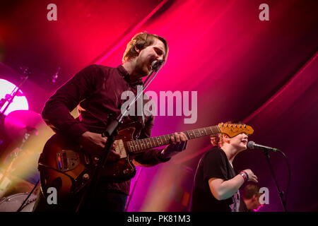 Norwegen, Bergen - Juni 13., 2018. Die Isländische pop band Kiriyama Familie führt ein Live Konzert in der norwegischen Musik Festival Bergenfest 2018 in Bergen. (Foto: Gonzales Foto - Jarle H. Moe). Stockfoto