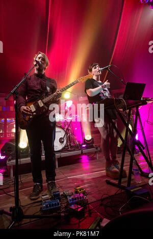 Norwegen, Bergen - Juni 13., 2018. Die Isländische pop band Kiriyama Familie führt ein Live Konzert in der norwegischen Musik Festival Bergenfest 2018 in Bergen. (Foto: Gonzales Foto - Jarle H. Moe). Stockfoto