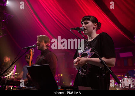 Norwegen, Bergen - Juni 13., 2018. Die Isländische pop band Kiriyama Familie führt ein Live Konzert in der norwegischen Musik Festival Bergenfest 2018 in Bergen. (Foto: Gonzales Foto - Jarle H. Moe). Stockfoto