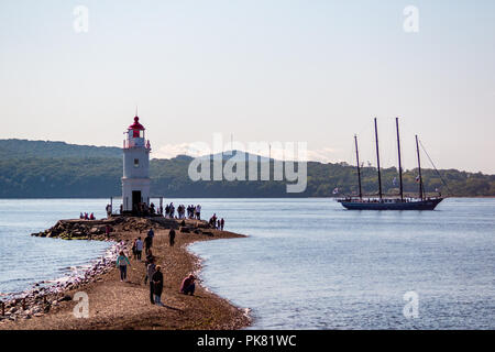 Wladiwostok, Russland - 11. SEPTEMBER 2018: die Bewegung der Schiffe in den Amur Bucht des Bosporus Vostochny Straße im Hintergrund der Russischen Isla Stockfoto