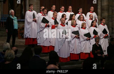 Dame Judi Dench (links) führt aus Shakespeares Antonius und Cleopatra während ein Service von Thanksgiving, das Leben und die Arbeit von Sir Peter Hall, der ehemalige Direktor des Nationaltheaters zu feiern, in der Westminster Abbey in London. Stockfoto