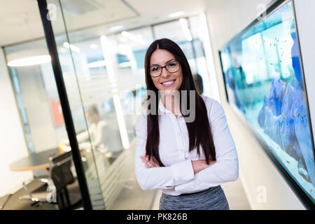 Porträt der jungen schönen Geschäftsfrau im Büro Stockfoto