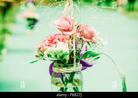 Indie Hochzeit frische Blumen im Freien Gang Dekoration Stockfoto