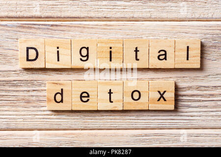 Digital Detox Wort auf Holz Block geschrieben. Digital Detox text auf Tisch, Konzept. Stockfoto