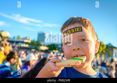 Cute australische junge mit Aussie Tattoo auf seinem Gesicht auf Australia Day Feier in Adelaide Stockfoto