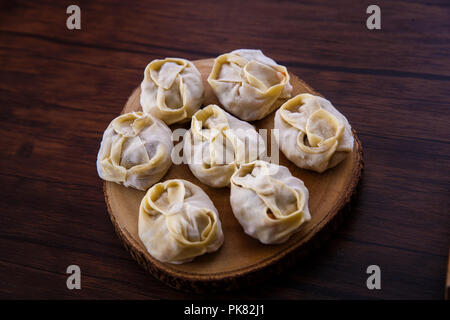 Gefrorene Halbzeuge aus Teig und Fleisch - Manti gedämpftes Gericht Stockfoto