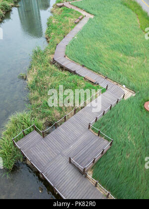 Landschaft der Yangjae Stream mit Zick-zack-förmigen Holz- Trail, Seoul, Korea Stockfoto