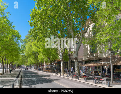 Cafés und Bars auf dem Boulevard de la Libération im Zentrum der Stadt, Nimes, Languedoc, Frankreich Stockfoto