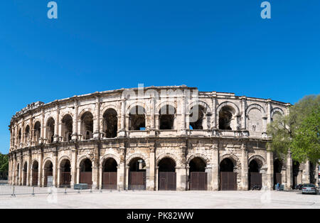 Les Arenes, dem 1. Jahrhundert römische Amphitheater im Zentrum der Stadt, Nimes, Languedoc, Frankreich Stockfoto