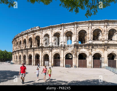 Les Arenes, dem 1. Jahrhundert römische Amphitheater im Zentrum der Stadt, Nimes, Languedoc, Frankreich Stockfoto