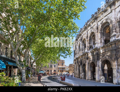 Cafés und Bars auf dem Boulevard des Arènes außerhalb Les Arenes, dem 1. Jahrhundert römische Amphitheater im Zentrum der Stadt, Nimes, Languedoc, Frankreich Stockfoto