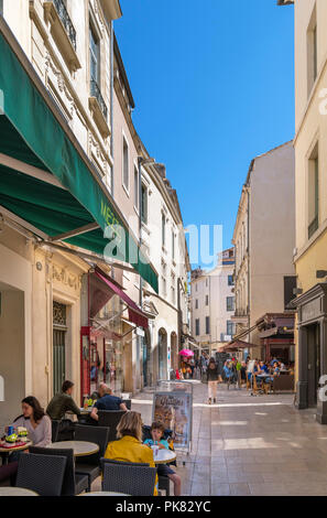 Cafés und Geschäften in der Rue de la Madeleine, Nimes, Languedoc, Frankreich Stockfoto
