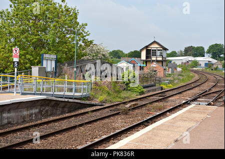 Hoveton & Wroxham Bahnhof. Wroxham signalbox können auf der linken Seite gesehen werden. Stockfoto