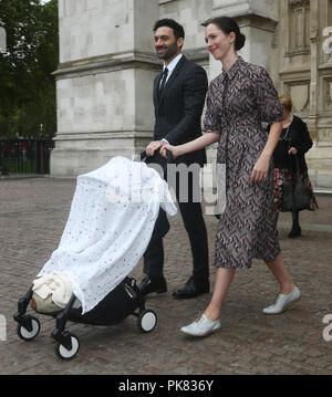 Rebecca Hall, die Tochter von Sir Peter Hall der ehemalige Direktor des Nationaltheaters, Spaziergänge mit ihrem Ehemann Morgan Spector, wie sie nach einem Service der Danksagung leben und ihres verstorbenen Vaters Arbeit zu feiern lassen, in der Westminster Abbey in London. Stockfoto