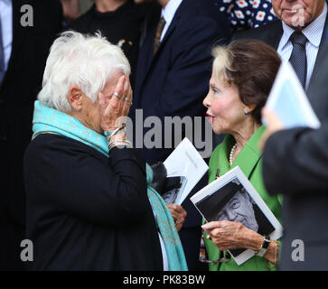 Leslie Caron (rechts) eine ehemalige Frau von Sir Peter Hall, spricht mit Dame Judi Dench, nach einem Service der Danksagung für Sir Peter Hall der ehemalige Direktor des Nationaltheaters, die sein Leben und seine Arbeit gefeiert, in der Westminster Abbey in London. Stockfoto