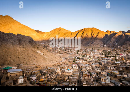 Die Sonne über Leh, der Hauptstadt der Region Ladakh in Indien Stockfoto