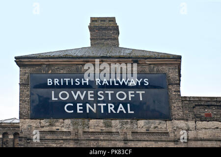 Eine ungewöhnliche Überlebender eines anderen Alter, Emaille British Railways (nicht der British Rail) Zeichen an Lowestoft Central Station. Jetzt (2018) Bahnhof Lowestoft. Stockfoto