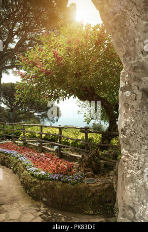Blick auf den Garten der Villa in Ravello. Ravello, malerische Aussicht auf die Amalfiküste von Villa Rufolo. Italien. Stockfoto