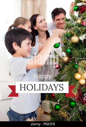 Happy Holidays Text mit der Familie schmücken Baum Stockfoto