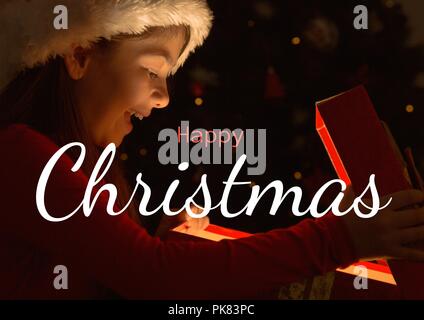 Frohe Weihnachten Text mit Mädchen öffnen Geschenk Stockfoto
