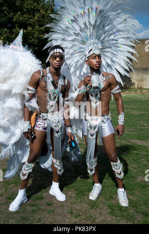 Hackney Karneval 9. September 2018 zwei Tänzer stellen in ihren Kostümen Stockfoto