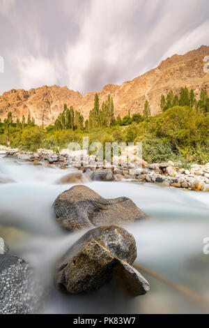 Lange Belichtung Foto von einem Fluss, die Berge in der Region Ladakh in Indien Stockfoto