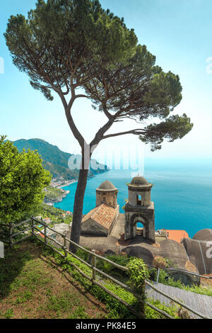 Wunderbarer Garten Terrasse der Villa Rufolo, Ravello, Amalfi Küste. Ravello, malerische Aussicht auf die Amalfiküste von Villa Rufolo. Italien. Stockfoto