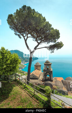 Wunderbarer Garten Terrasse der Villa Rufolo, Ravello, Amalfi Küste. Ravello, malerische Aussicht auf die Amalfiküste von Villa Rufolo. Italien. Stockfoto