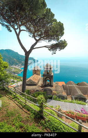 Wunderbarer Garten Terrasse der Villa Rufolo, Ravello, Amalfi Küste. Ravello, malerische Aussicht auf die Amalfiküste von Villa Rufolo. Italien. Stockfoto