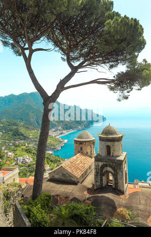 Wunderbarer Garten Terrasse der Villa Rufolo, Ravello, Amalfi Küste. Ravello, malerische Aussicht auf die Amalfiküste von Villa Rufolo. Italien. Stockfoto