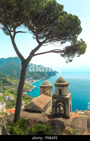 Wunderbarer Garten Terrasse der Villa Rufolo, Ravello, Amalfi Küste. Ravello, malerische Aussicht auf die Amalfiküste von Villa Rufolo. Italien. Stockfoto