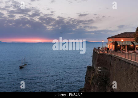 Das Restaurant am Abend auf einer Klippe mit Blick auf die Bucht. Sant Agnello. Italien. Stockfoto