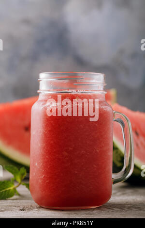 Smoothies aus eine saftige Wassermelone in einem Glas auf einen hölzernen Tisch gekocht Stockfoto