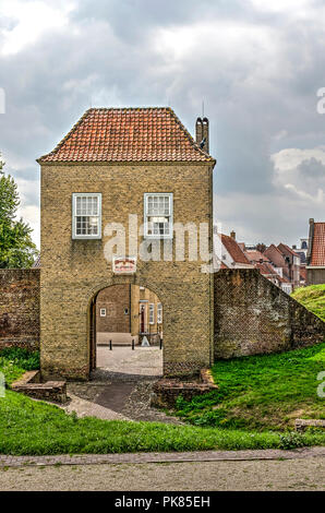 Heusden, Niederlande, 28. August 2018: Die WATERPOORT (Watergate), auch bekannt als Veerpoort (Ferrygate) hat eine facelike Aussehen Stockfoto