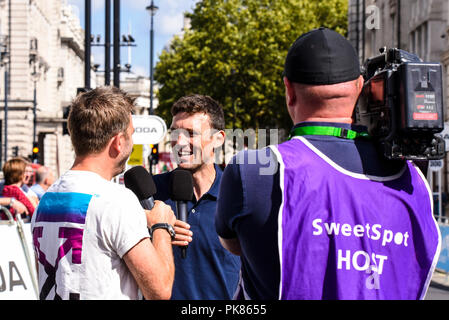 Matt Barbet und Yanto Barker präsentieren sich für ITV4 beim OVO Energy Tour of Britain Cycle Race, Stage 8, London, UK. Sweetspot akkreditierter Kameramann Stockfoto